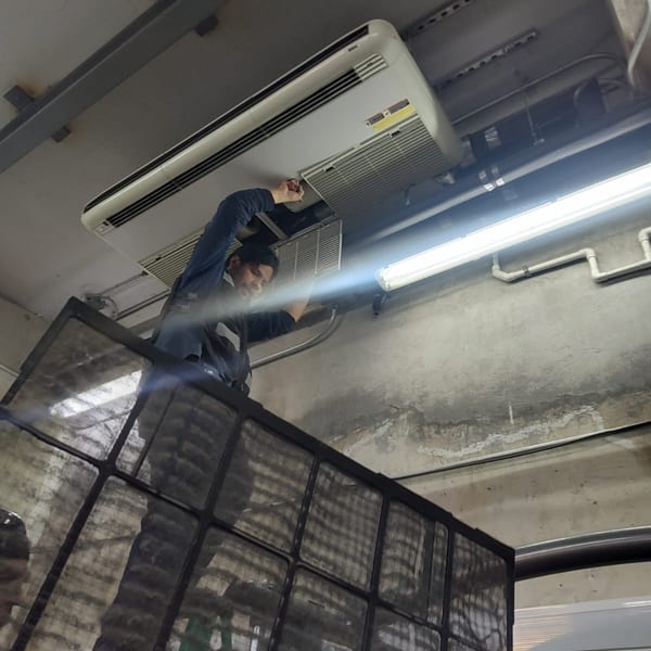 Equipo BRAGO ejecutando instalaciones en edificio