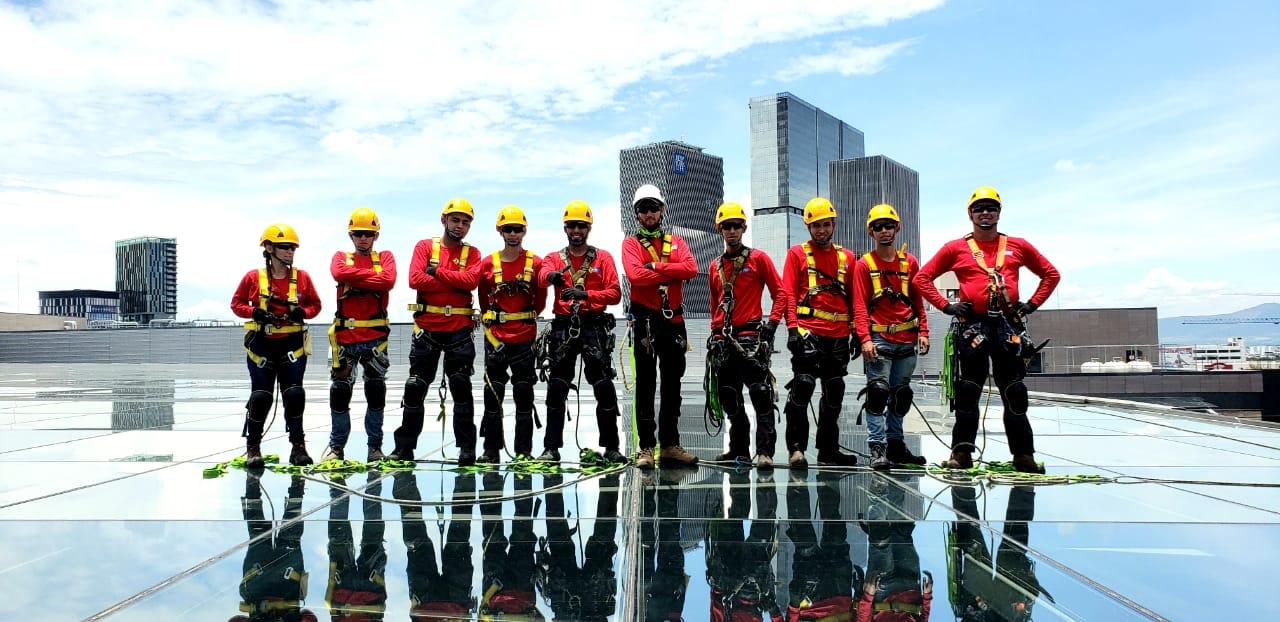 Técnicos BRAGO en azotea de edificio corporativo